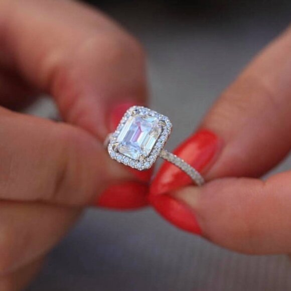 Beautiful Zirconia Emerald Cut Ring with half Pave Stones on each side - Picture 3 of 4